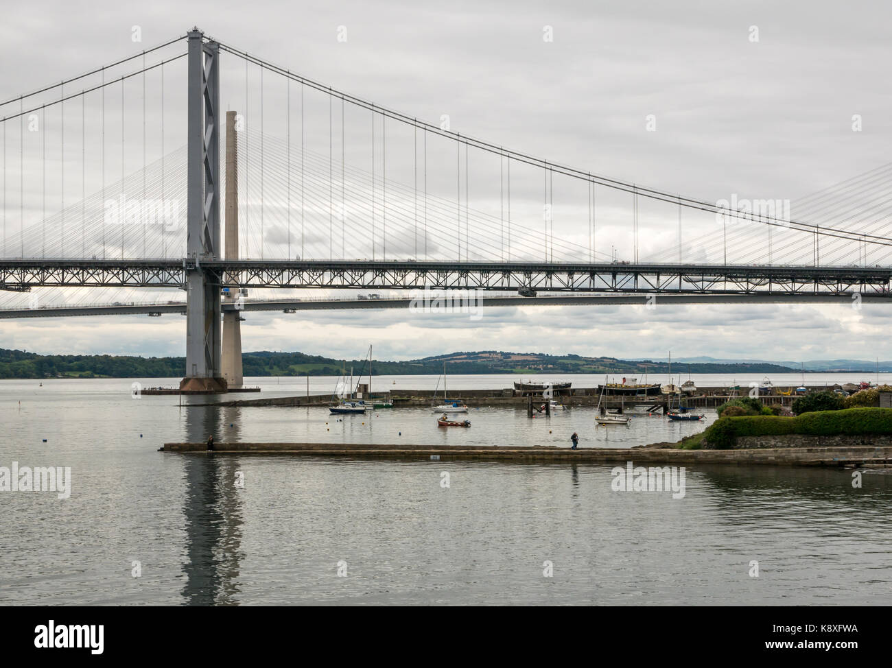 Avis de Forth Road Bridge et nouvelle traversée du nord Queensferry Queensferry avec North Queensferry harbour, Fife, Scotland, UK Banque D'Images