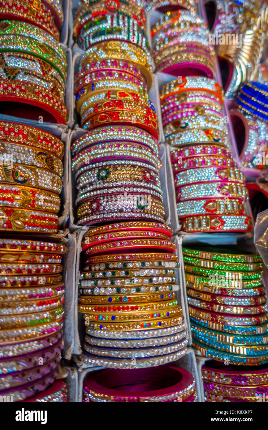 Jaipur, Inde - 20 septembre 2017 : bracelets bracelet indien empilées en tas sur l'affichage à un magasin Banque D'Images