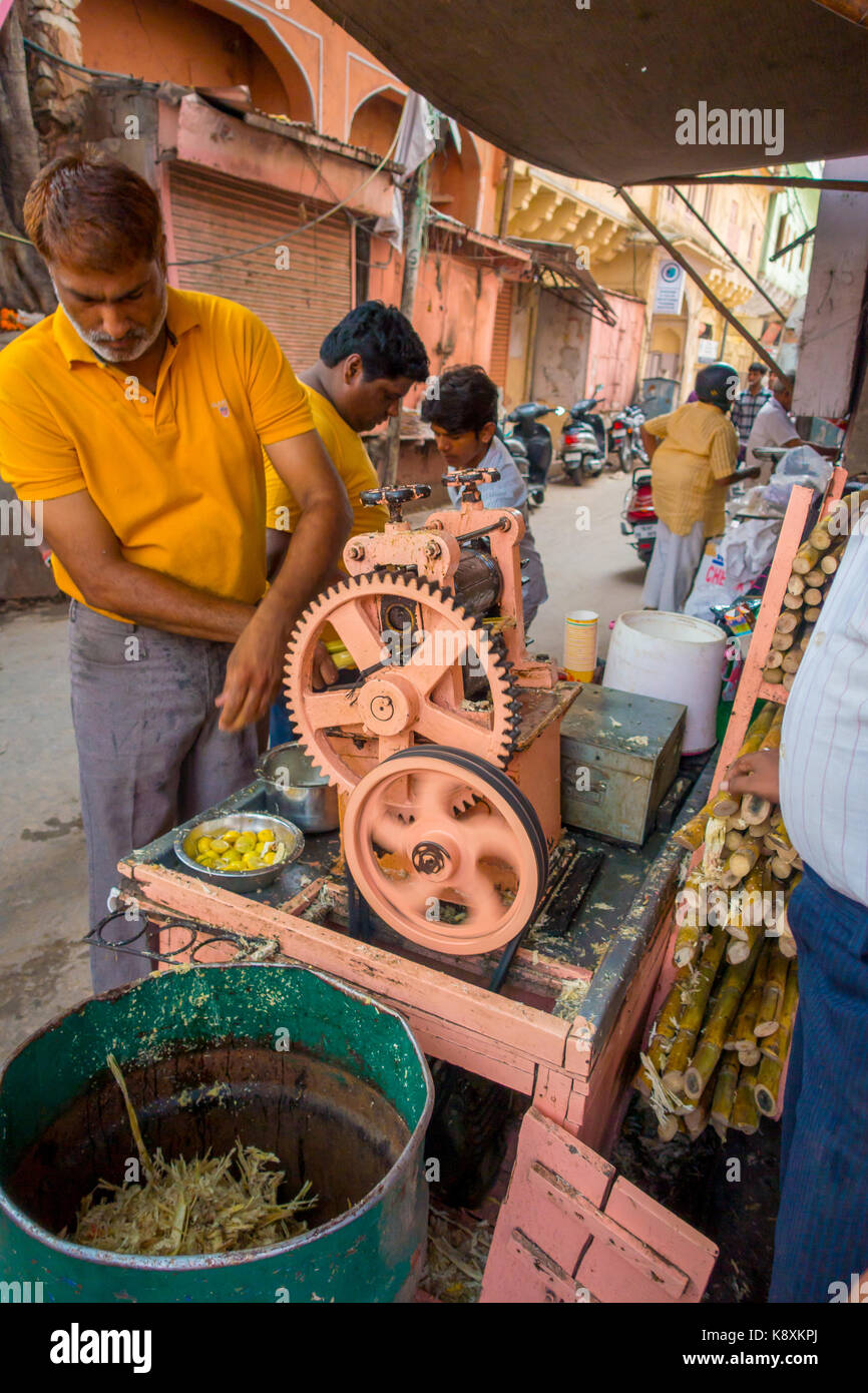 Jaipur, Inde - 20 septembre 2017 : un homme travaillant avec une machine pour extraire le jus rafraîchissant à partir de la canne à sucre, dans une ruelle à Jaipur Banque D'Images