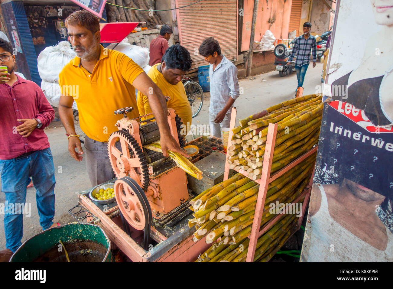 Jaipur, Inde - 20 septembre 2017 : un homme travaillant avec une machine pour extraire le jus rafraîchissant à partir de la canne à sucre, dans une ruelle à Jaipur Banque D'Images