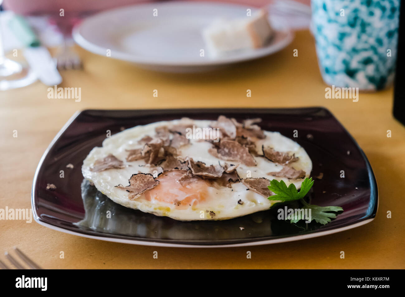 Assiette de l'italien au plat truffé. servi comme un simple starter en toscane restaurant. Banque D'Images