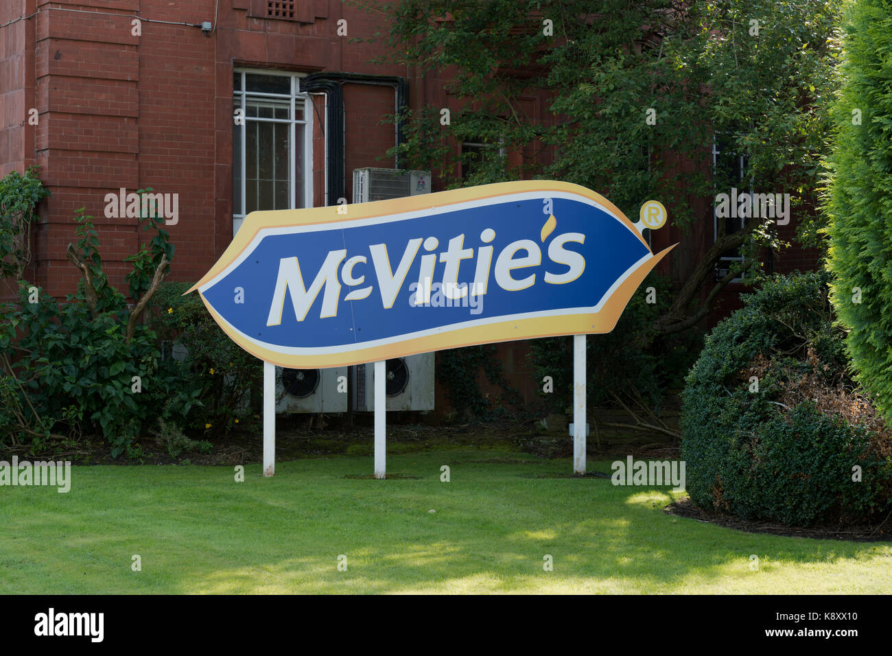 Un signe extérieur de la McVitie's Factory, sur la frontière de Levenshulme et Heaton Chapel à Manchester avec le logo de l'entreprise (usage éditorial uniquement). Banque D'Images