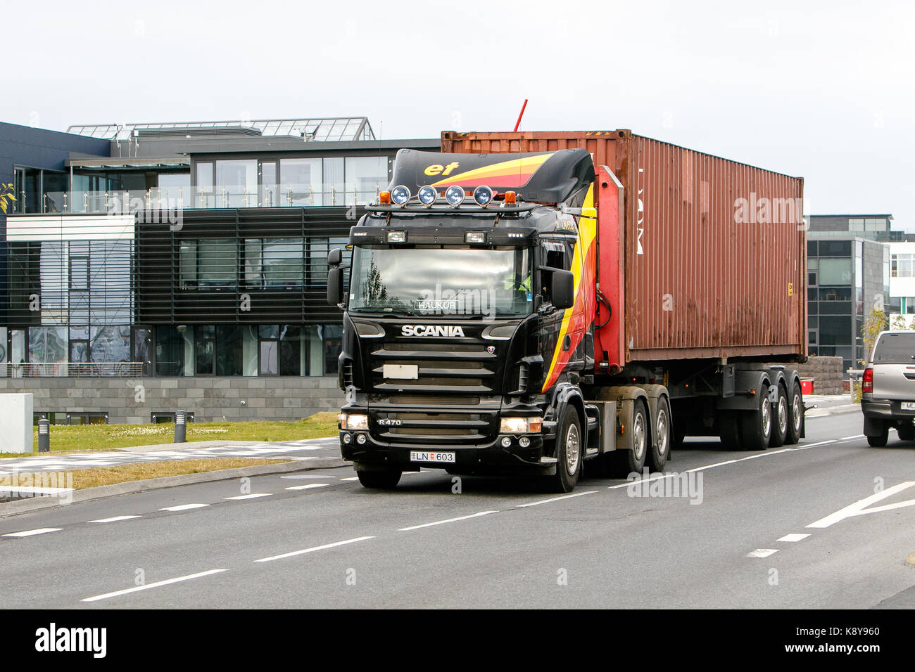 Camion Scania est le transport d'un conteneur dans les rues de Reykjavik. Banque D'Images
