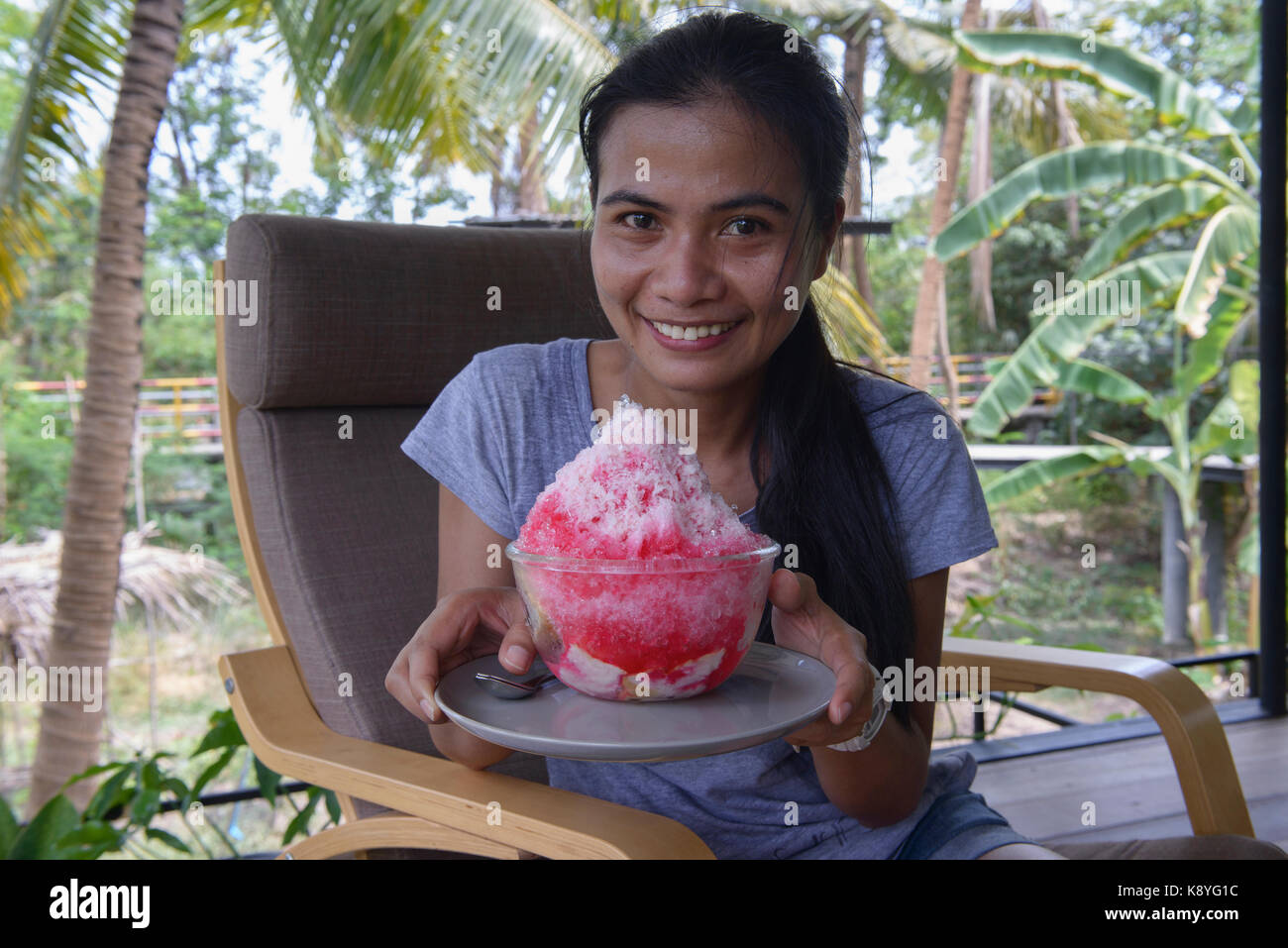 Bénéficiant d''nam kang sai Thai, shaved ice dessert, Bangkok, Thaïlande Banque D'Images