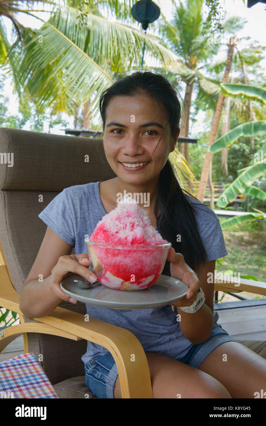 Bénéficiant d''nam kang sai Thai, shaved ice dessert, Bangkok, Thaïlande Banque D'Images