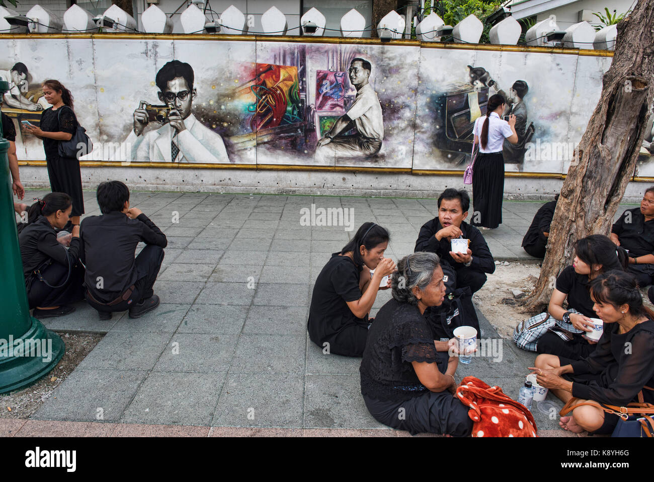 En deuil pour le roi thaïlandais au grand palace, Bangkok, Thaïlande Banque D'Images