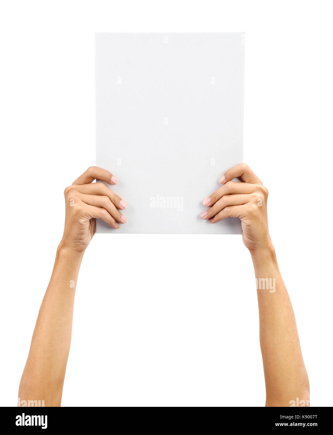 Mains tenant un papier blanc de format A4 Carte vierge conseil, isolé sur fond uni. Banque D'Images