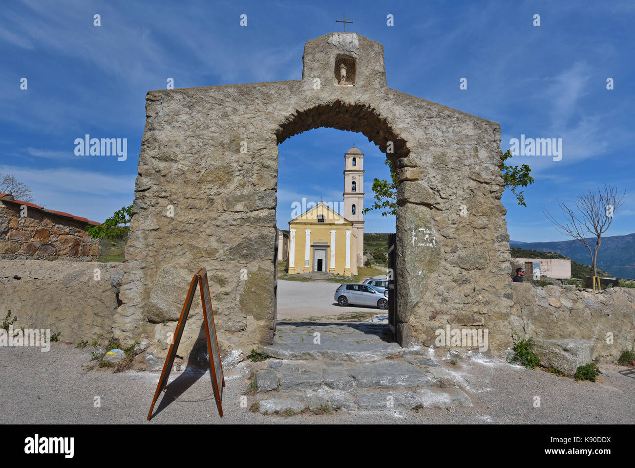 Ancienne église dans le village corse Sant'Antonino Banque D'Images