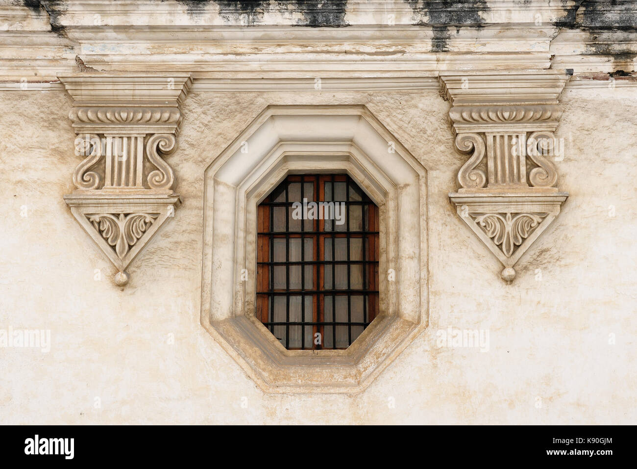 Vieille fenêtre décorée dans la ville d'Antigua au Guatemala, Amérique centrale Banque D'Images