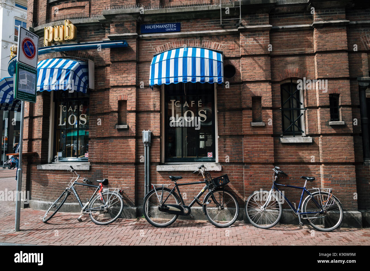 Amsterdam, Pays-Bas - 27 avril, 2017 : vélos garés près de cafe dans le centre d'Amsterdam, Pays-Bas Banque D'Images