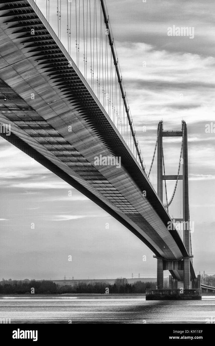 Le Humber Bridge et au coucher du soleil de l'estuaire de la rivière Humber Banque D'Images