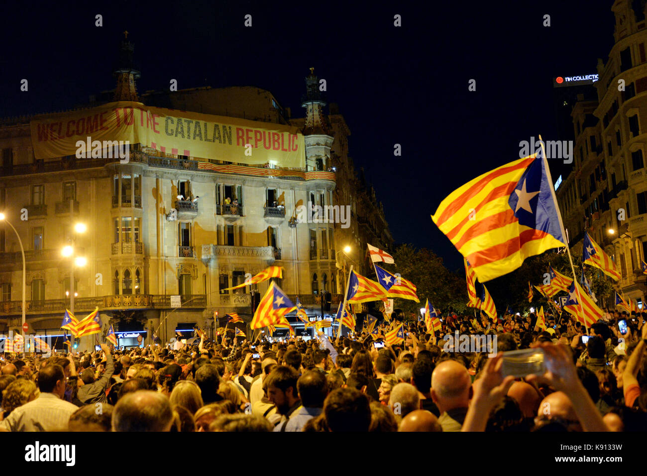 Barcelone, Espagne. 20 sep, 2017. personnes vague indépendantiste catalan drapeaux dans la Rambla Catalunya, dans une concentration pour protester contre la détention de 14 hauts fonctionnaires dans le cadre d'une opération pour arrêter le référendum ait lieu le 1er octobre. crédit : laia ros padulles/Alamy live news Banque D'Images