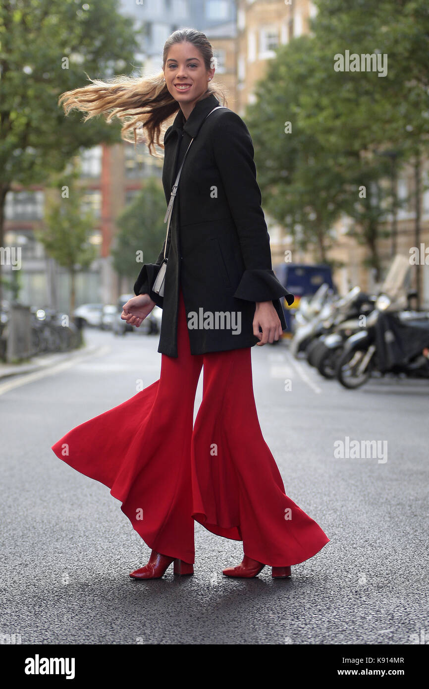 Le street style du jour un de London fashion week, printemps été 2018, le  vendredi 15 septembre 2017. image montre alva de madrid espagne. Elle porte  des bas rouge pantalon avec des
