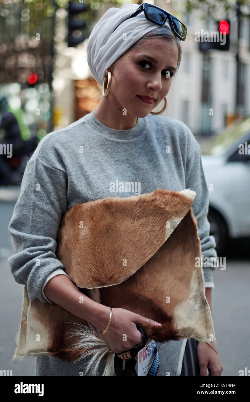 Le Street Style du jour un de London Fashion Week, printemps été 2018, le  vendredi 15 septembre 2017. Image montre influenceur Dina Torkia. Elle  porte sa propre marque boutique indépendante, avec un