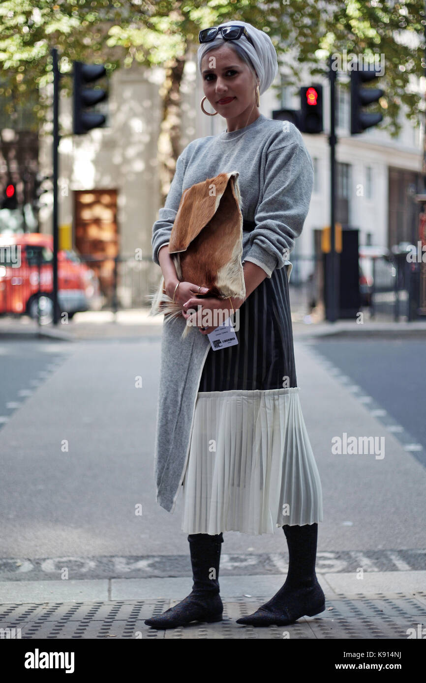 Le Street Style du jour un de London Fashion Week, printemps été 2018, le  vendredi 15 septembre 2017. Image montre influenceur Dina Torkia. Elle  porte sa propre marque boutique indépendante, avec un