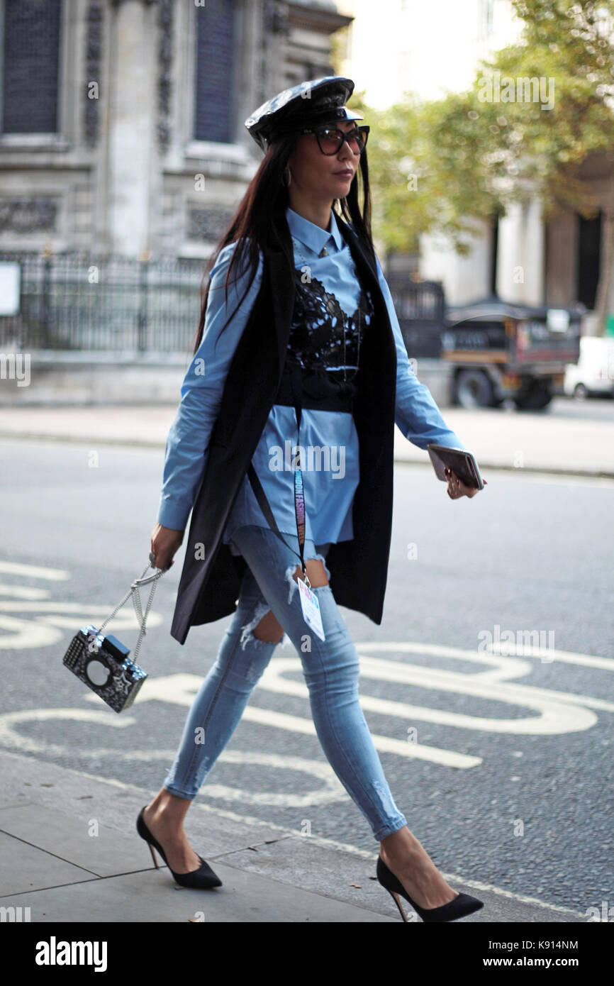 Le street style du jour un de London fashion week, printemps été 2018, le  vendredi 15 septembre 2017. image montre alina rosa le port le port d'une  ceinture par stella mccartney, un