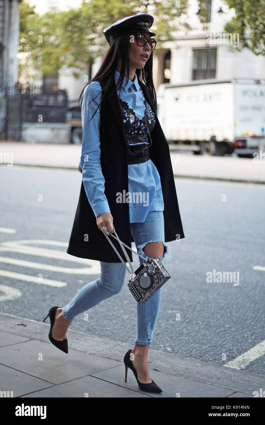 Le street style du jour un de London fashion week, printemps été 2018, le  vendredi 15 septembre 2017. image montre une femme portant une ceinture par  stella mccartney, un sac par Karl