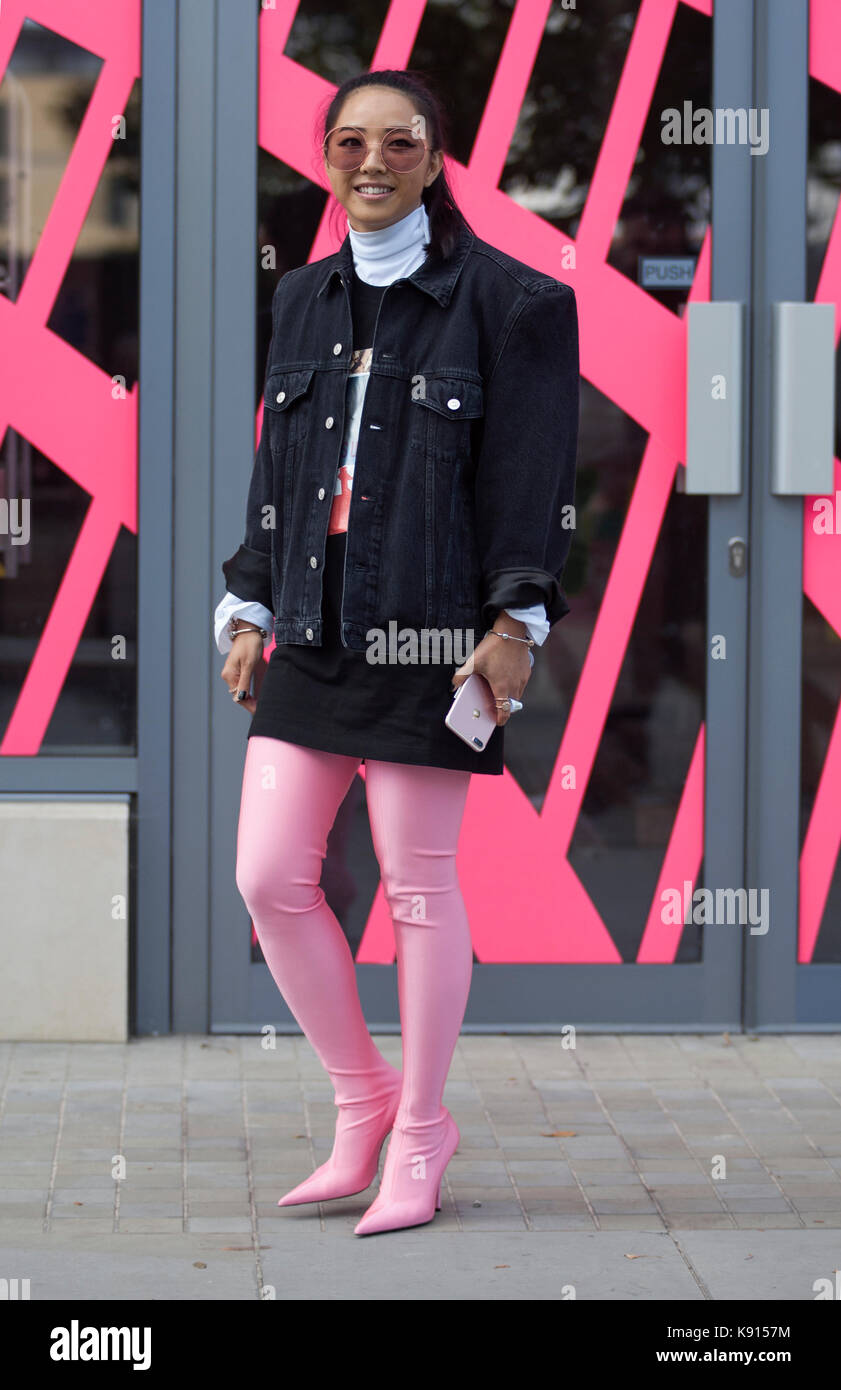 Street style à partir de la troisième journée de la semaine de la mode de  Londres, printemps été 2018, le dimanche 17 septembre 2017. image montre  yuyu zhangzou portant une veste en