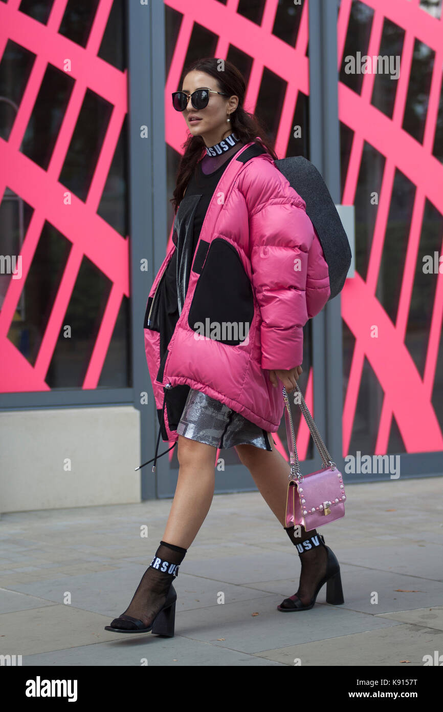 Street style à partir de la troisième journée de la semaine de la mode de  Londres, printemps été 2018, le dimanche 17 septembre 2017. image montre  blogger tamara kalinic portant un manteau