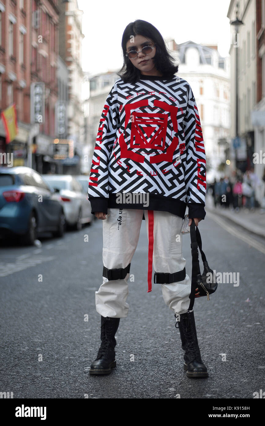 Street style à partir de la troisième journée de la semaine de la mode de Londres, printemps été 2018, le dimanche 17 septembre 2017. image montre noreen de l'Inde portant un chandail haut de ktz avec un pantalon par le maillage de la mode et des bottes par dr. Martens. Banque D'Images