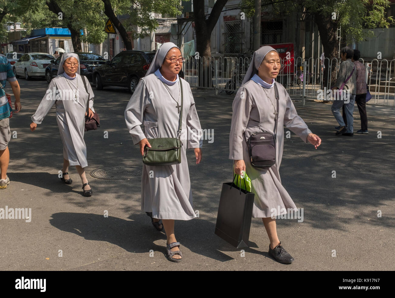 Beijing, Chine. Sep 21, 2017 congé des religieuses chinois. Après avoir assisté à une messe à célébrer le dixième anniversaire de l'ordination de joseph li shan comme Archevêque de Pékin, le 21 septembre 2017 à l'église xishiku, officiellement sanctionnée par l'église catholique-à Beijing, Chine. Les efforts du Vatican pour guérir une rupture avec la Chine semblent avoir été ralentis, avec chaque côté toujours pas disposé à accepter les évêques nommés par le controversé d'autres héritier. crédit : lou linwei/Alamy live news Banque D'Images