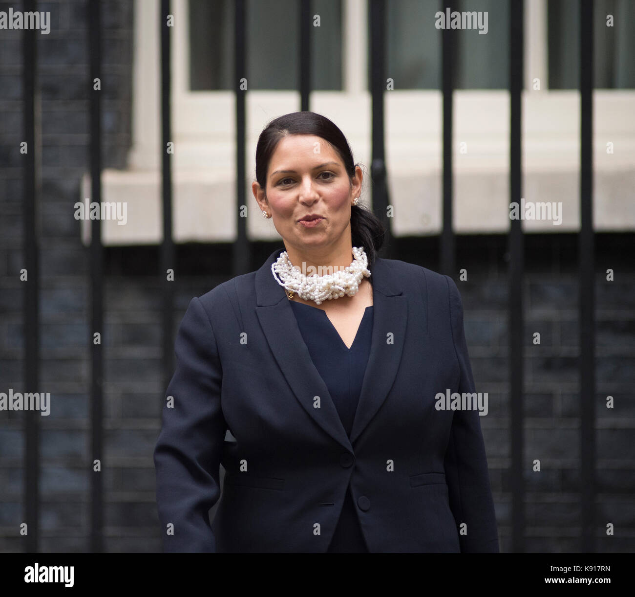 Downing Street, Londres, Royaume-Uni. 21 septembre 2017. La PM Theresa May convoque une réunion spéciale du cabinet au n° 10 après son retour de New York, avant de se rendre à Florence le vendredi 22 septembre pour prononcer un discours majeur sur le Brexit. Photo : Priti Patel, Secrétaire d'État au développement international. En novembre 2017, elle a démissionné de son poste de secrétaire d'État au développement international à la suite de divulgations dans les journaux. Crédit : Malcolm Park/Alay Live News. Banque D'Images Downing Street, Londres, Royaume-Uni. 21 septembre 2017. La PM Theresa May convoque une réunion spéciale du cabinet au n° 10 après son retour de New York, avant de se rendre à Florence le vendredi 22 septembre pour prononcer un discours majeur sur le Brexit. Photo : Priti Patel, Secrétaire d'État au développement international. En novembre 2017, elle a démissionné de son poste de secrétaire d'État au développement international à la suite de divulgations dans les journaux. Crédit : Malcolm Park/Alay Live News. Banque D'Images