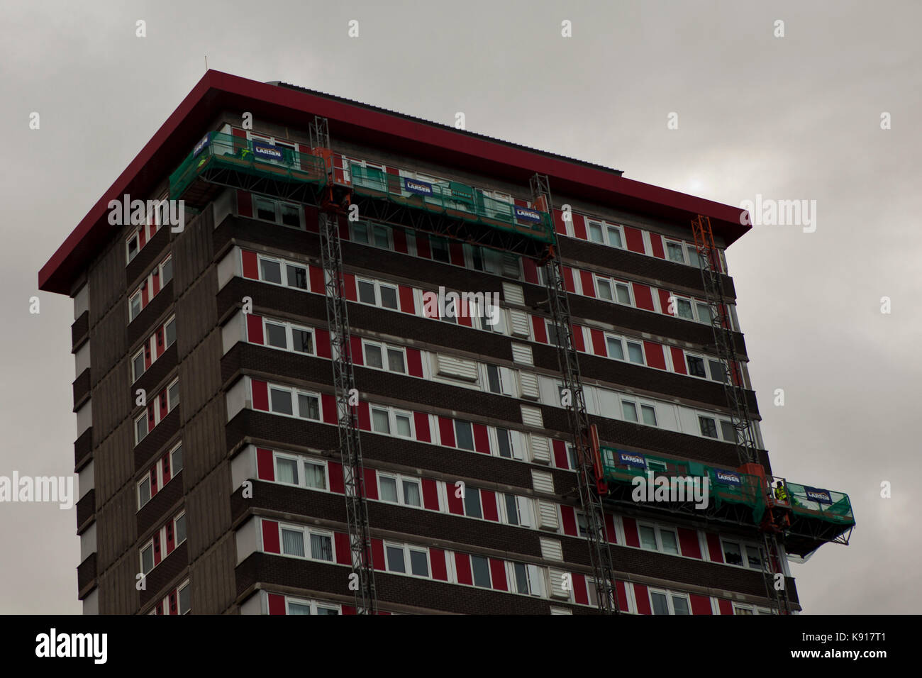 Belfast, Royaume-Uni. Sep 21, 2017. Belfast, Falls Road,, 21 septembre 2017. La Direction du logement d'Irlande du Nord (INHE) sont à contrôler tous les blocs de la tour résidentielle après l'incendie de Grenfell à Londres. Credit : Bonzo/Alamy Live News Banque D'Images