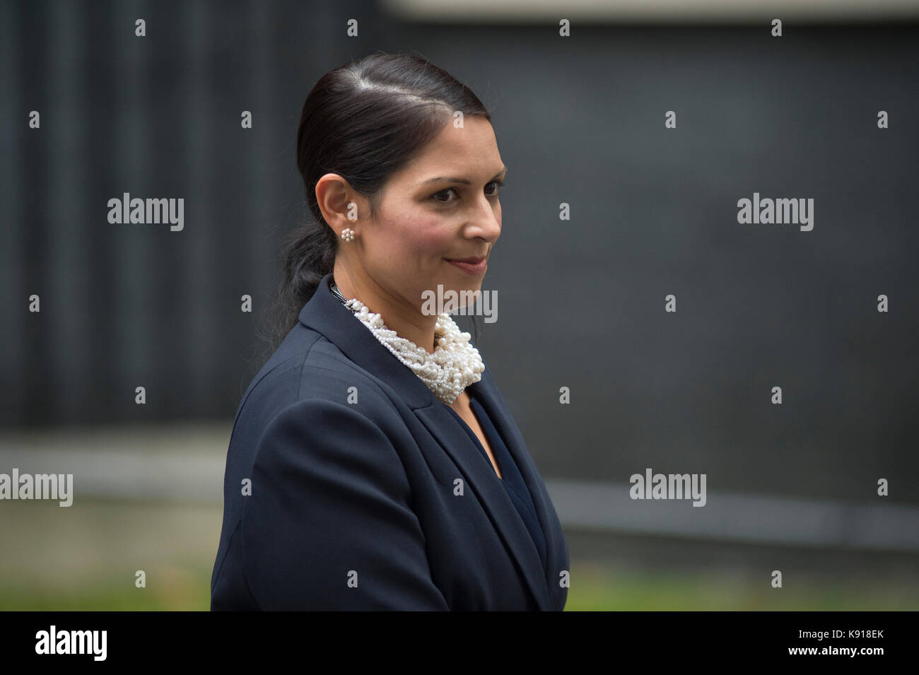 Downing Street, Londres, Royaume-Uni. 21 septembre 2017. La PM Theresa May convoque une réunion spéciale du cabinet au n° 10 après son retour de New York, avant de se rendre à Florence le vendredi 22 septembre pour prononcer un discours majeur sur le Brexit. En novembre 2017, elle a démissionné de son poste de secrétaire d'État au développement international à la suite de divulgations dans les journaux. Crédit : Malcolm Park/Alay Live News. Banque D'Images Downing Street, Londres, Royaume-Uni. 21 septembre 2017. La PM Theresa May convoque une réunion spéciale du cabinet au n° 10 après son retour de New York, avant de se rendre à Florence le vendredi 22 septembre pour prononcer un discours majeur sur le Brexit. En novembre 2017, elle a démissionné de son poste de secrétaire d'État au développement international à la suite de divulgations dans les journaux. Crédit : Malcolm Park/Alay Live News. Banque D'Images