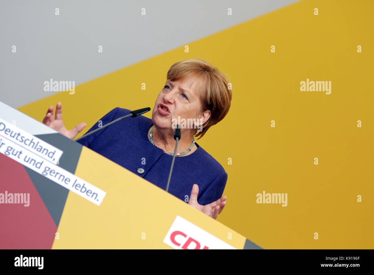 Giessen, Allemagne. 21 septembre 2017. Angela Merkel, chancelière allemande, a prononcé un discours de campagne électorale à la tête de l'Union chrétienne-démocrate et à la tête de la chancelière fédérale aux élections du Bundestag (24 septembre 2017) à Brandplatz à Giessen, en Allemagne. Crédit: Christian Lademann Banque D'Images