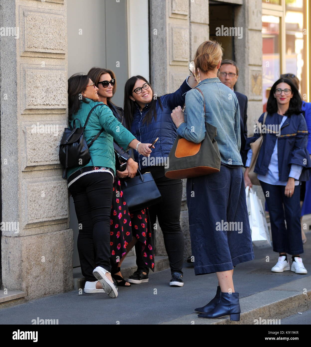 Milan, cindy crawford, après la parade va pour le déjeuner et puis l'ex top model shop et actrice américaine cindy crawford, à Milan pour assister à la parade de fille kaia gerber sur la passerelle de Dolce & Gabbana, arrive au centre après avoir assisté à une parade, va à déjeuner à 'sambuco di bacaro' dans la via Montenapoleone, et lorsqu'il se met hors de vous prendre une longue marche à la boutique "borsalino" pour acheter un chapeau. Banque D'Images