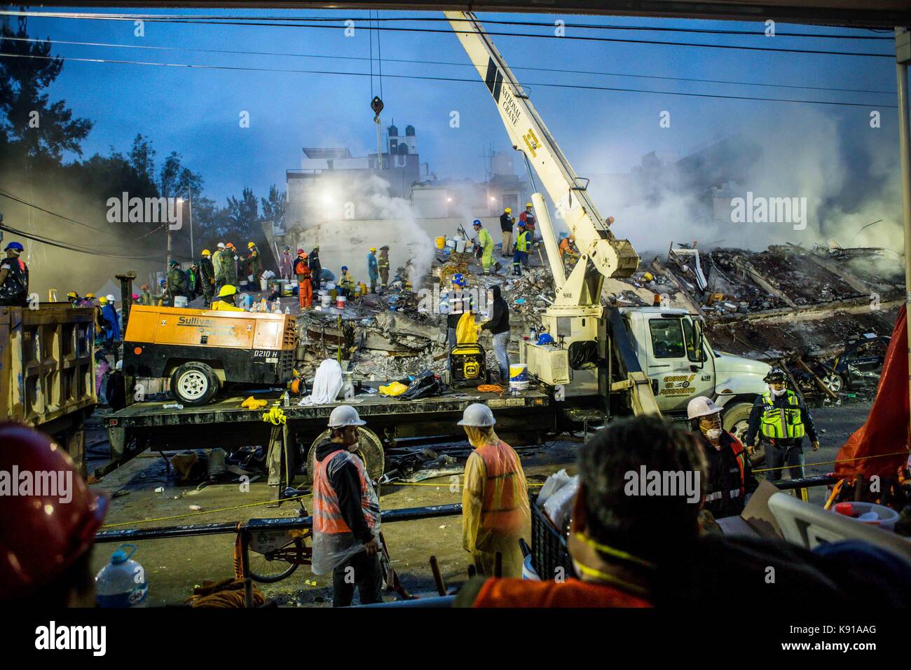 Mexico, Mexique. 21 septembre 2017. Travaux au début de la matinée du 21 septembre 2017 dans l'un des bâtiments s'est effondré par le tremblement de terre du 19 septembre dernier à Mexico. Cet établissement est situé dans la rue Emiliano Zapata de la colonia Embajadores. Dans le lieu continuer les travaux de sauvetage jusqu'au moment de l'aube dans lequel une petite récréation a eu lieu tandis que le secours de centaines de sauveteurs a été effectué pour poursuivre la recherche. Dans le site ils ont localisé des corps sans vie dans les premières heures d'aujourd'hui. Crédit : NortePhoto.com/Alamy Live News Banque D'Images