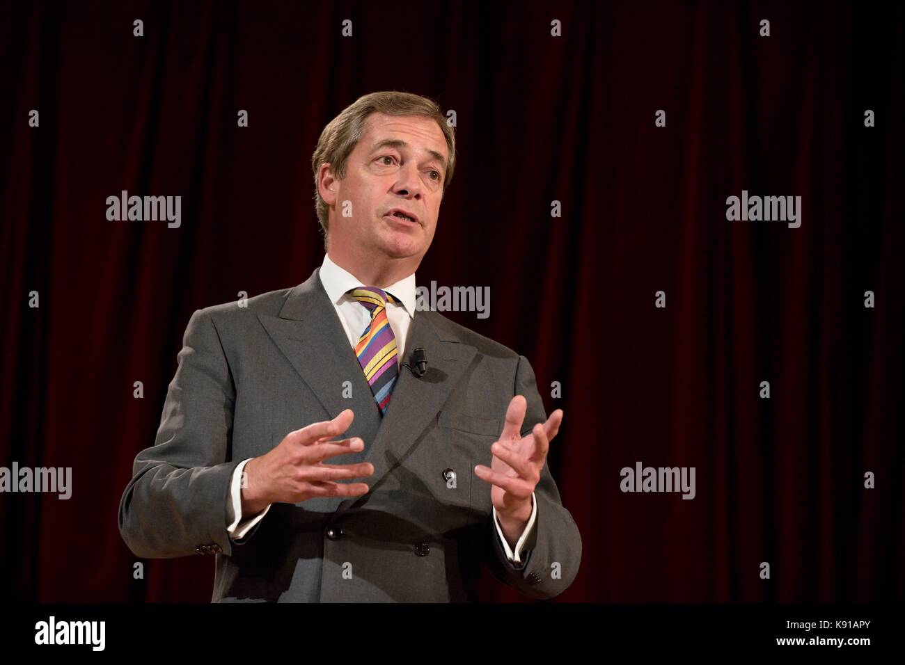 Prague, République tchèque. 21 septembre 2017. Nigel Farage, ancien chef du Parti pour l'indépendance du Royaume-Uni (UKIP) et membre du Parlement européen, prend la parole lors de discussions publiques sur l'Union européenne. Tomas Tkacik / Alamy Live News Banque D'Images