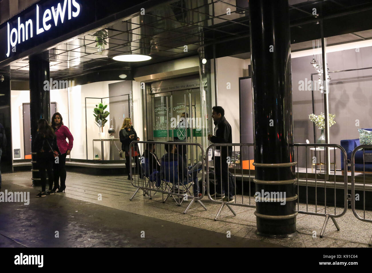 Londres, Royaume-Uni. Sep 21, 2017. Les premiers membres du public d'attendre à l'extérieur, John Lewis Oxford Street, Londres, Royaume-Uni, les chaises de camping à 21:00 le 21 septembre, avant le lancement du nouvel iPhone 8 d'Apple et l'iPhone 8 plus le 22 septembre. Banque D'Images