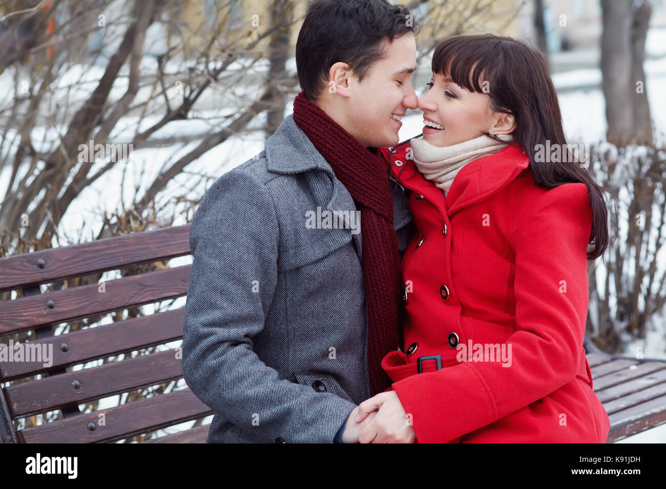 Jeune couple heureux en amour à l'extérieur. aimer l'homme et la femme en promenade dans la ville Banque D'Images