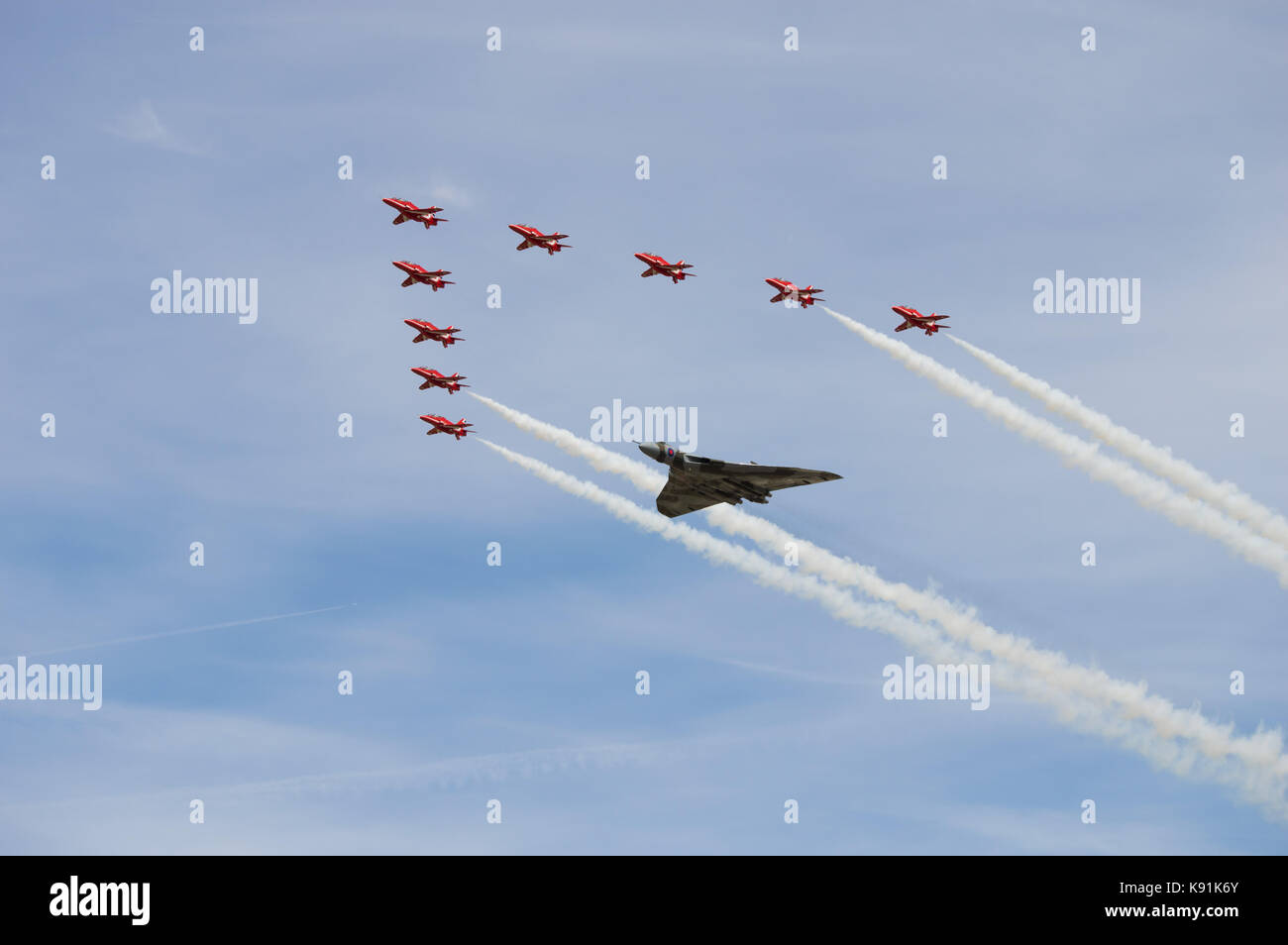 Des flèches rouges et Vulcan avions volant en formation Banque D'Images