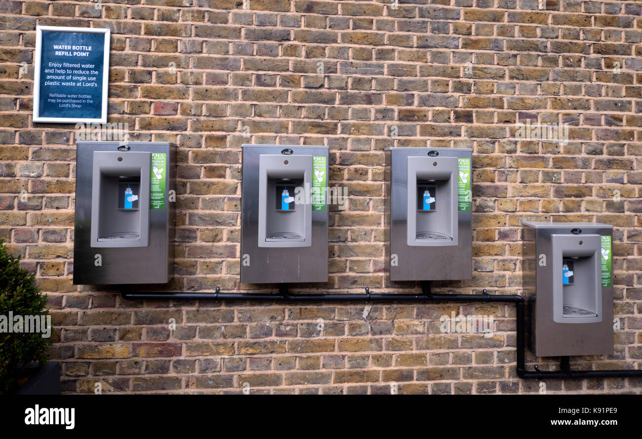 Des robinets d'eau modernes pour assurer l'approvisionnement en eau potable pour le public (remplissage) bouteille d'eau à Lords Cricket Ground, St John's Wood, Londres, Angleterre, Royaume-Uni Banque D'Images