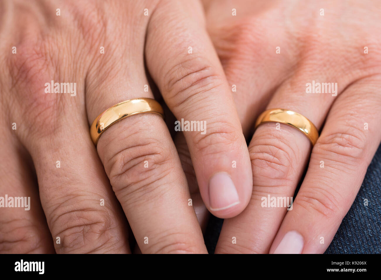 Close-up de mains avec anneaux de mariage d'Or Banque D'Images