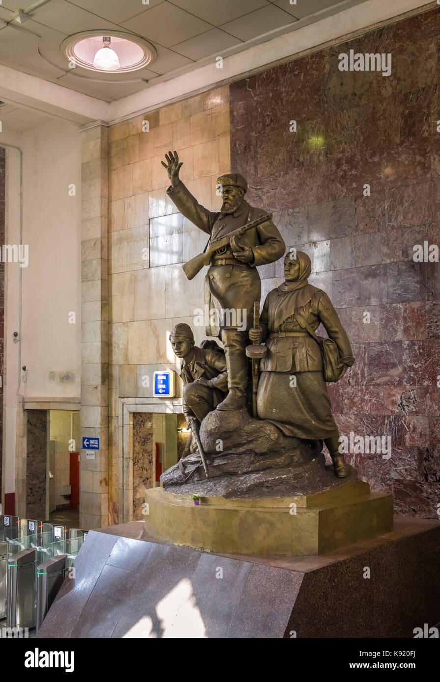 Parti communiste soviétique sculpture 'partisans' s'affiche dans le hall de la station de métro Partizanskaya, Moscou, Russie. Banque D'Images