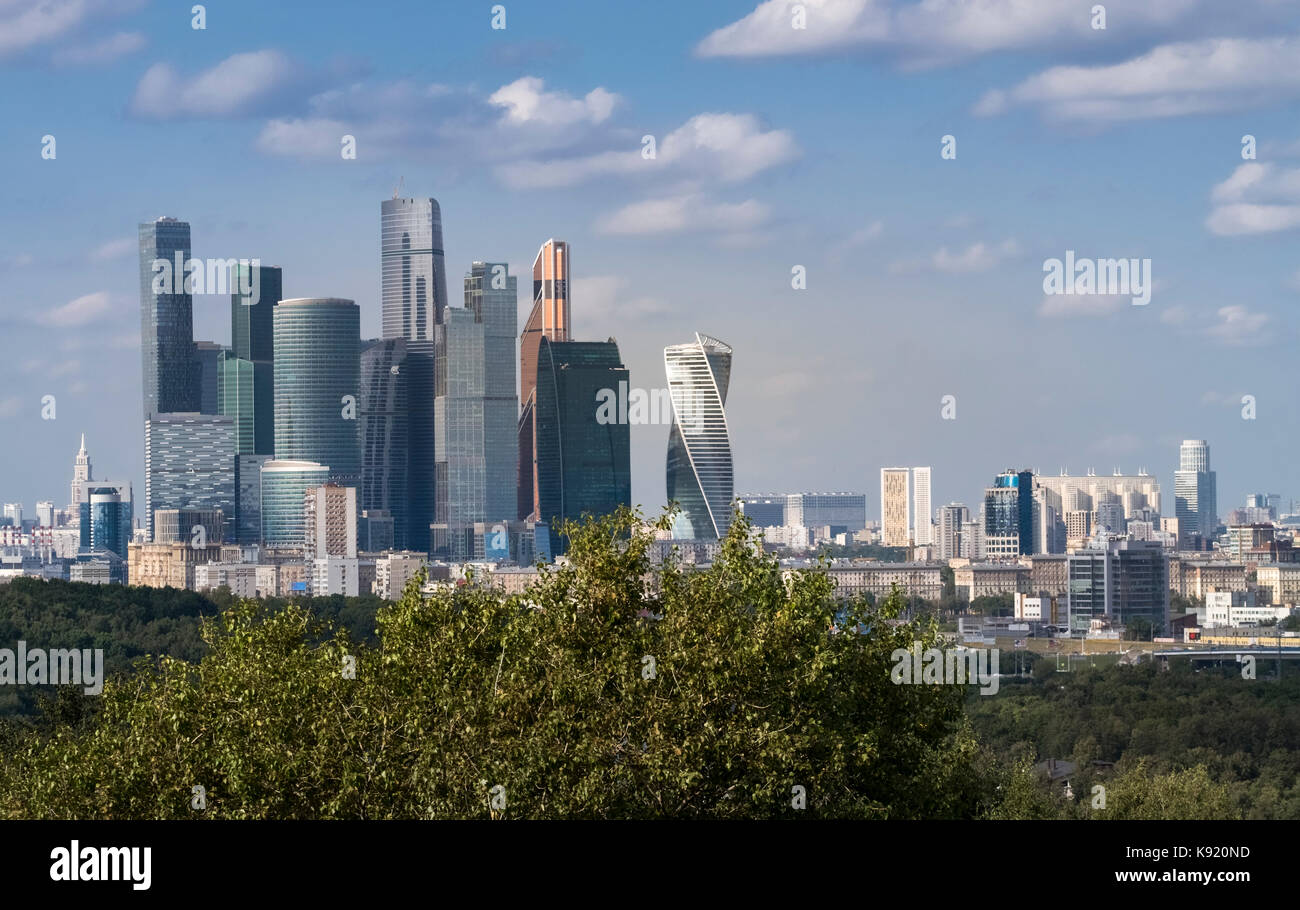 Historique de Moscou avec les toits de gratte-ciel modernes du centre d'affaires internationales, à la ville de Moscou, Moscou, Russie. Banque D'Images