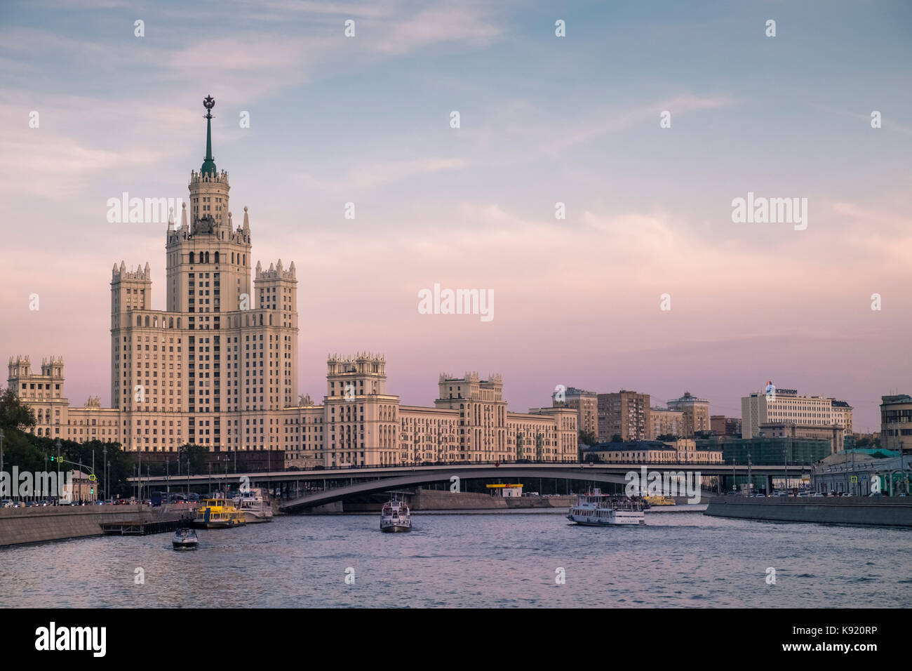 Vue sur le bâtiment, un remblai Kotelnicheskaya gratte-ciel historique de la période stalinienne aux côtés de la Moskova, Moscou, Russie Banque D'Images