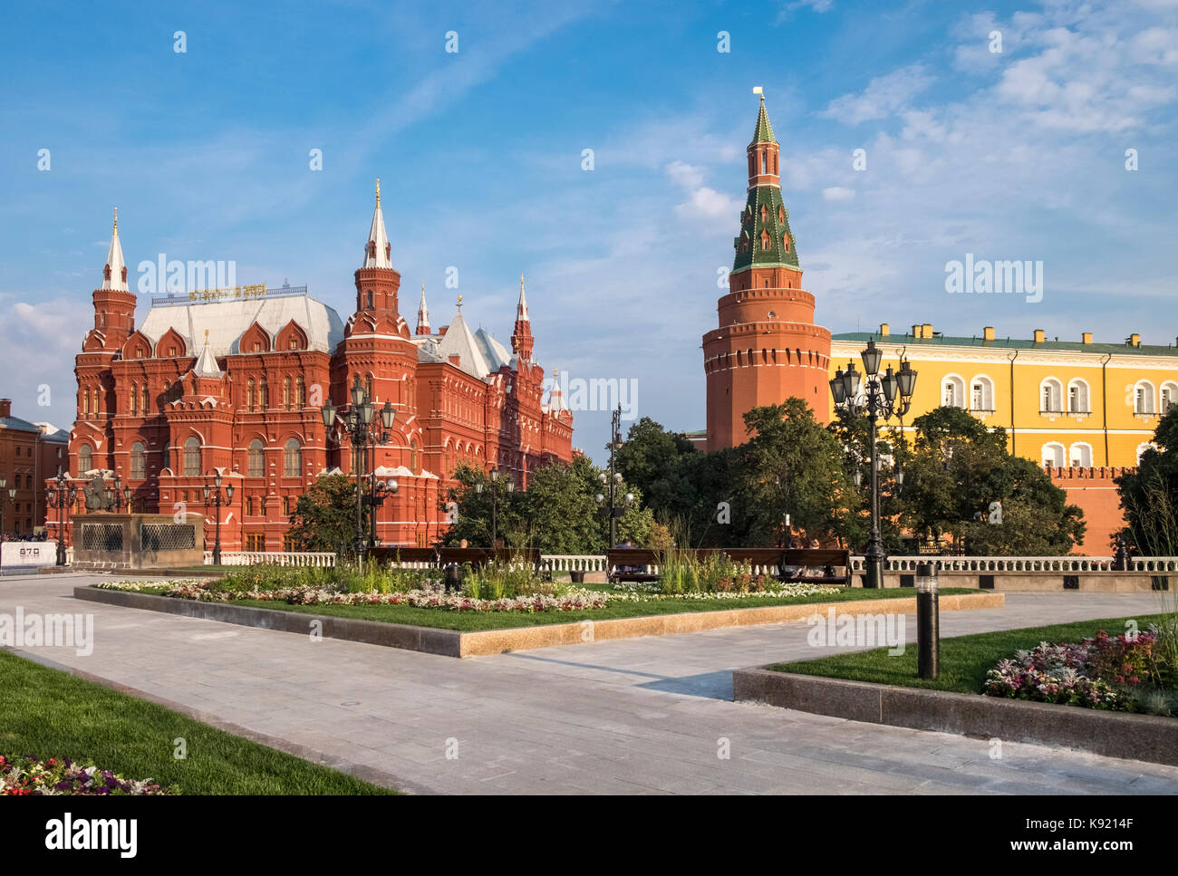 Le Musée Historique d'État et de coin (Arsenal) Arsenalanya Uglovaya bâtiments Tower, vue de Manege Square, Moscou, Russie Banque D'Images