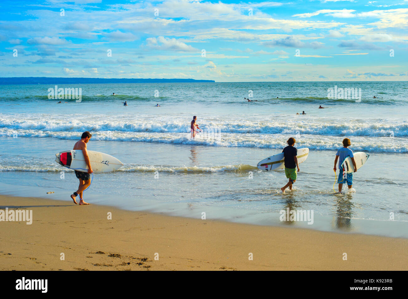 Canggu, BALI, INDONÉSIE - jan 19, 2017 : groupe d'internautes surf sur la plage. L'île de Bali est l'une des meilleures au monde destinations surf Banque D'Images