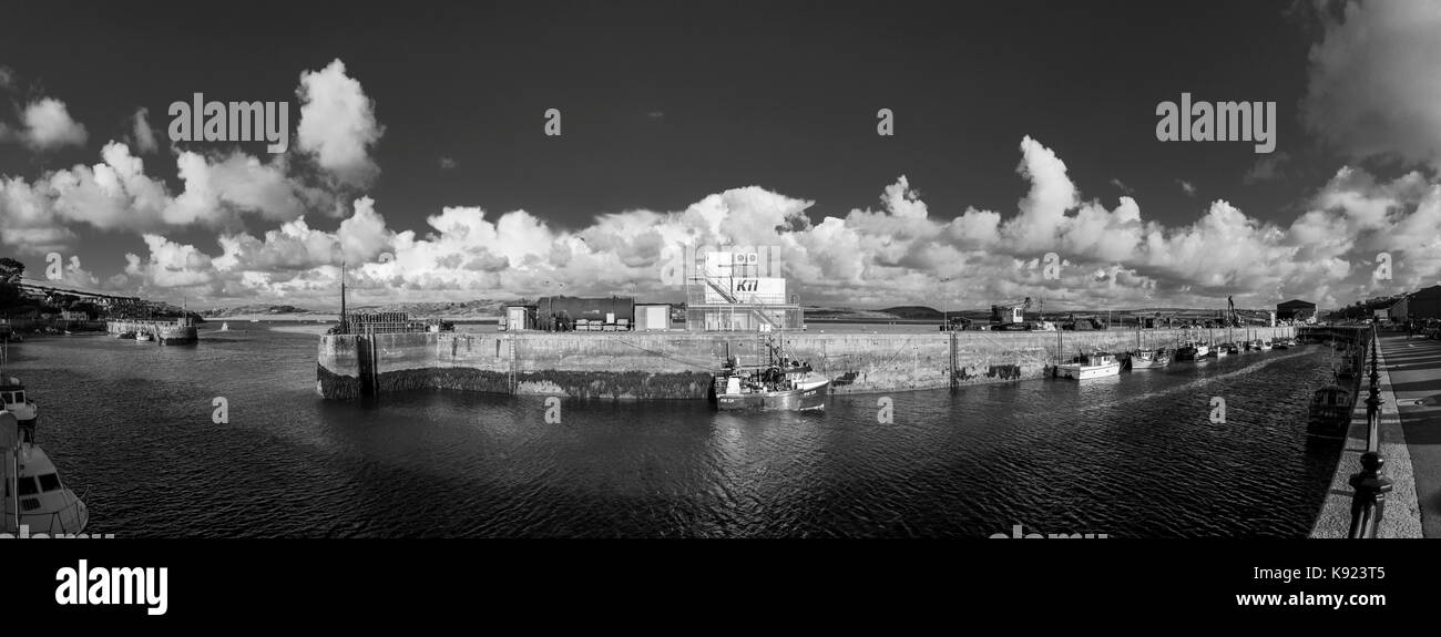 Les bateaux de pêche amarrés dans le port de Padstow, une petite ville/village de pêcheurs sur la rivière Camel estuary cisjordanie, côte nord de Cornwall, Angleterre Banque D'Images