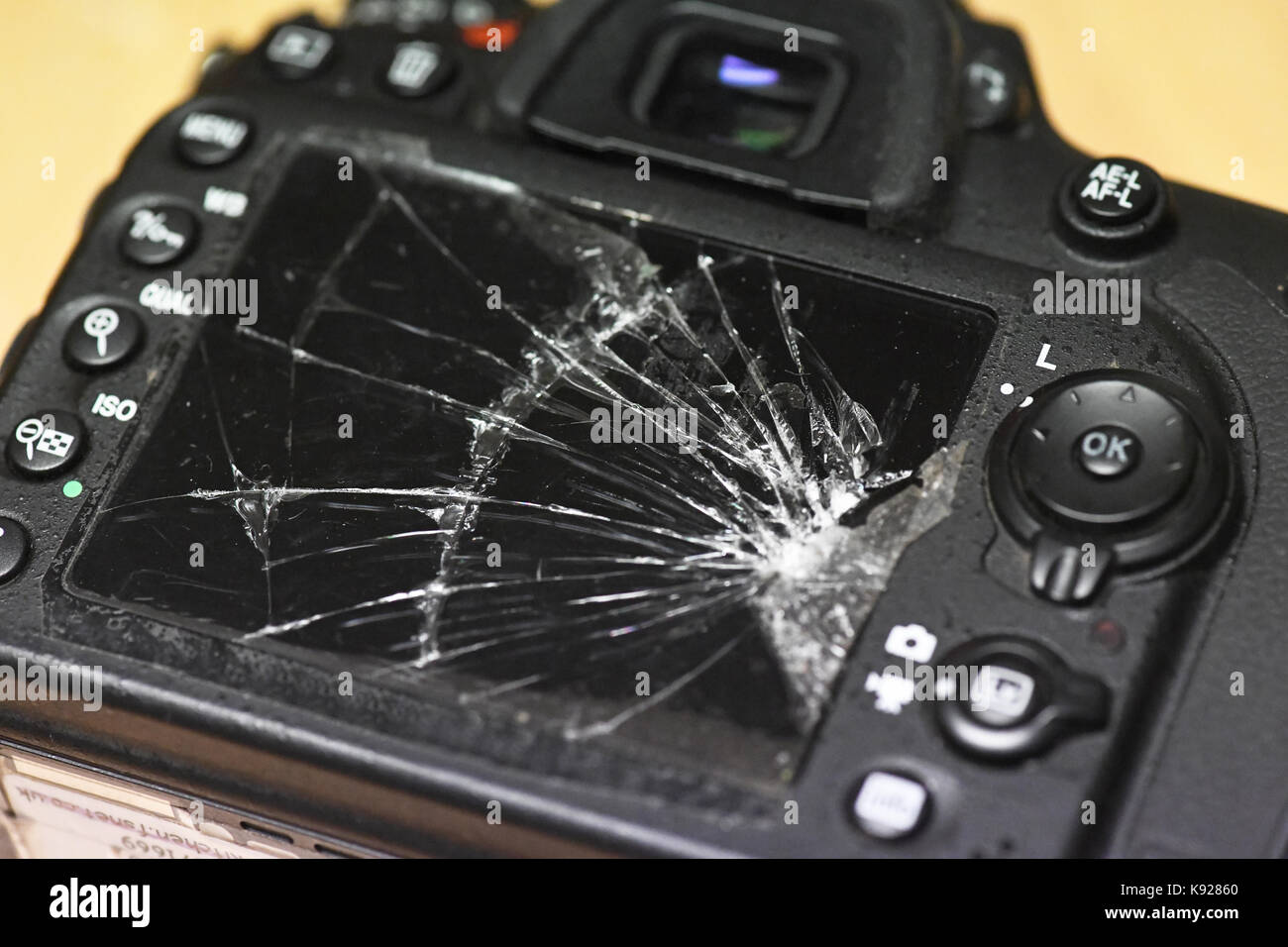 Appareil photo reflex numérique cassé Photo Stock - Alamy