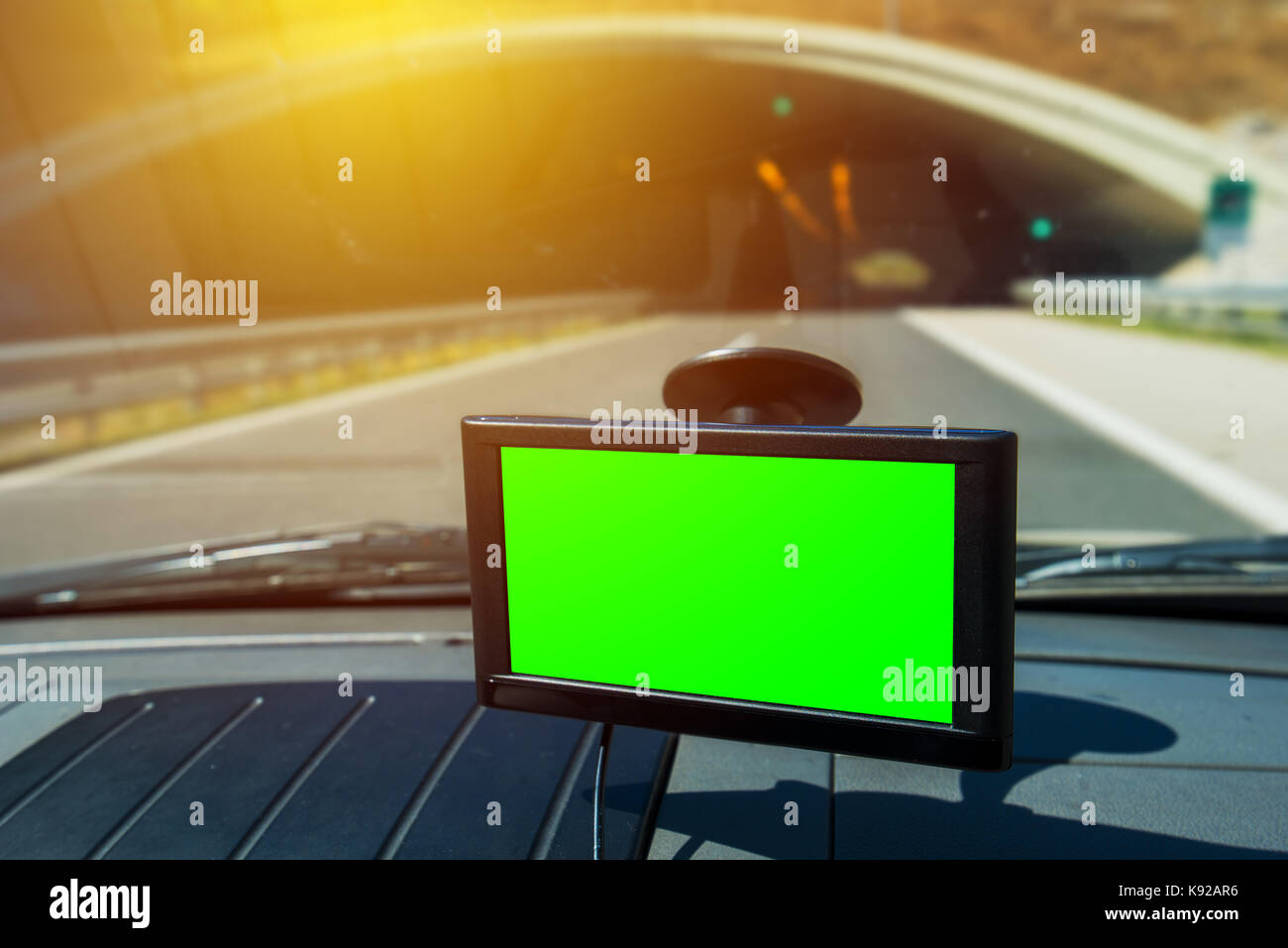 La navigation GPS dans la voiture montée sur la fenêtre Pare-brise du véhicule avec un écran vert comme copy space Banque D'Images