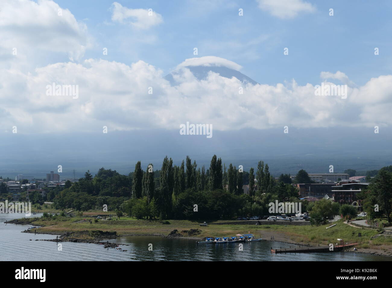 Vue sur le mont Fuji nuageux du lac Kawaguchi Banque D'Images