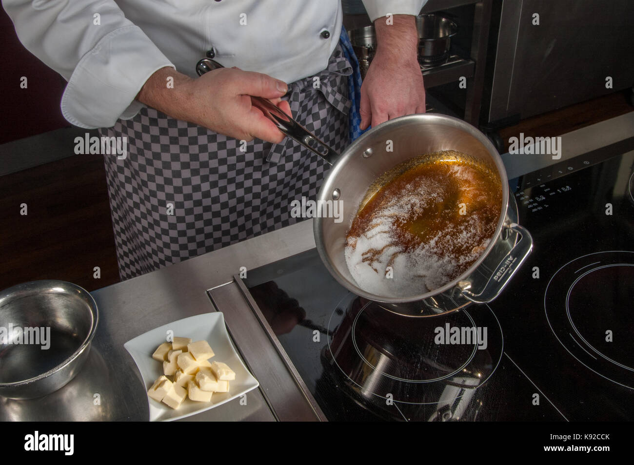 La préparation Creme caramell, Restaurant Allegria, Chef Alexander Tschebull, Hambourg, Allemagne Banque D'Images