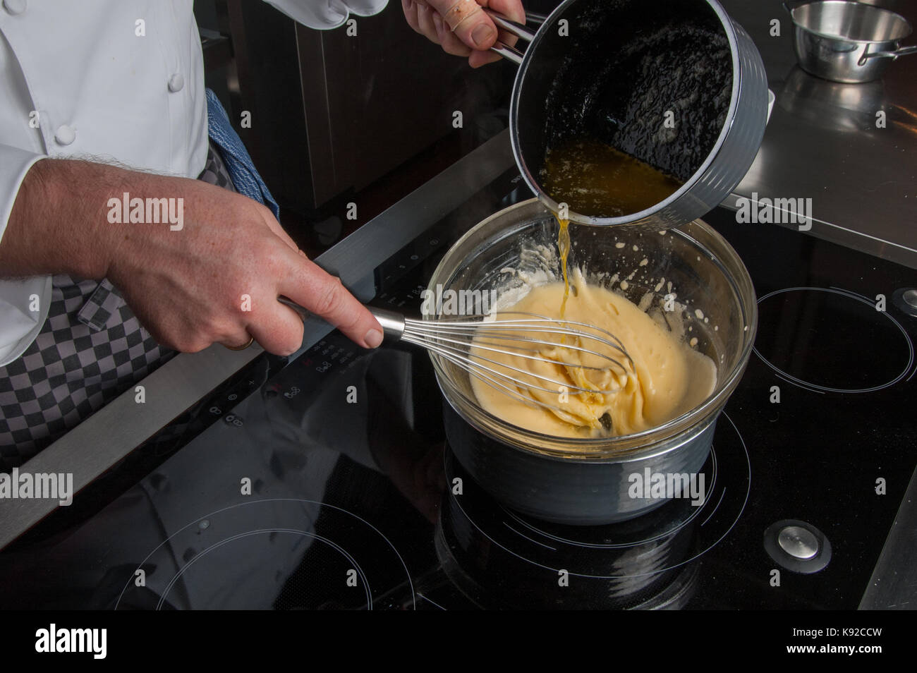 La préparation de la sauce hollandaise, Restaurant Allegria, Chef Alexander Tschebull, Hambourg, Allemagne Banque D'Images