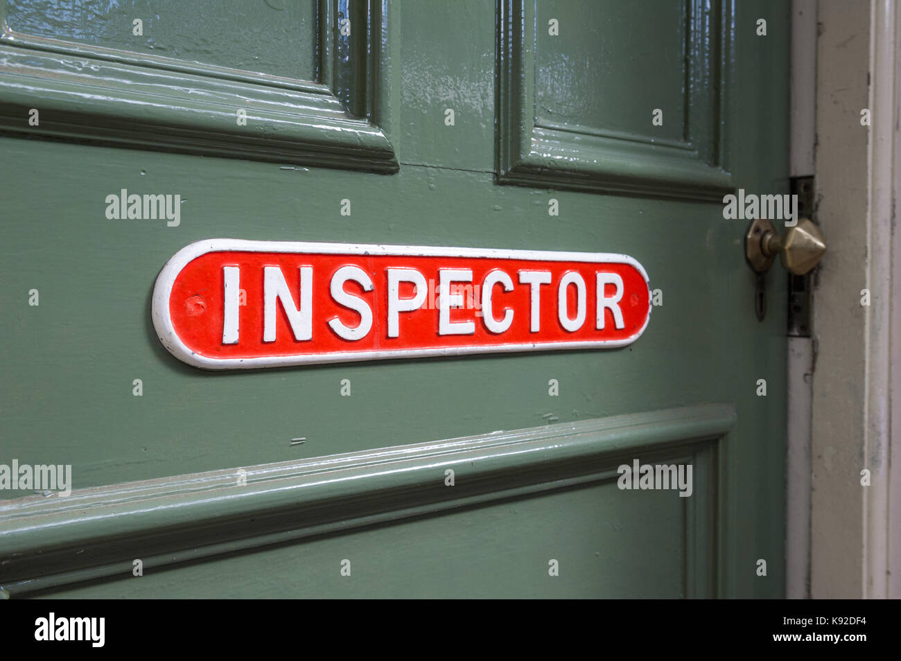 Inspecteur de la gare porte à leur bureau. Banque D'Images