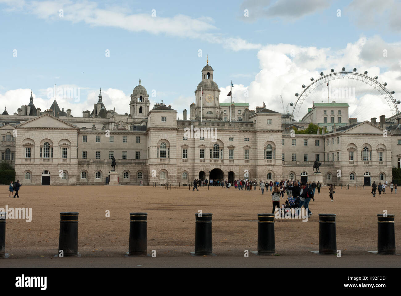 Horse Guards Parade avec des touristes de passage et de sécurité des bornes Banque D'Images